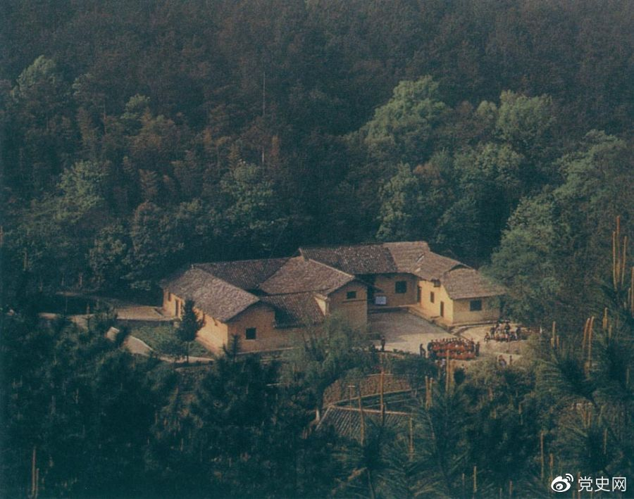 毛澤東故居——湖南省湘潭縣韶山?jīng)_上屋場。1893年12月26日，毛澤東在這里誕生。